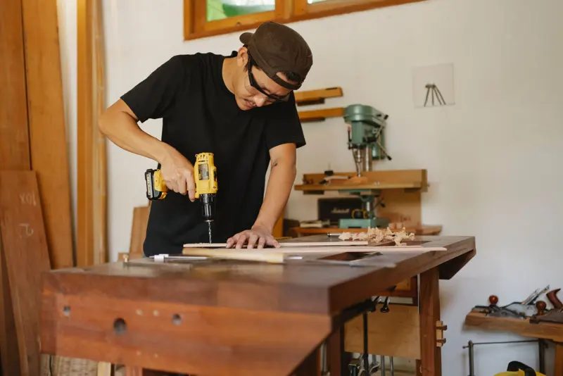 Handwerker in seiner Werkstatt